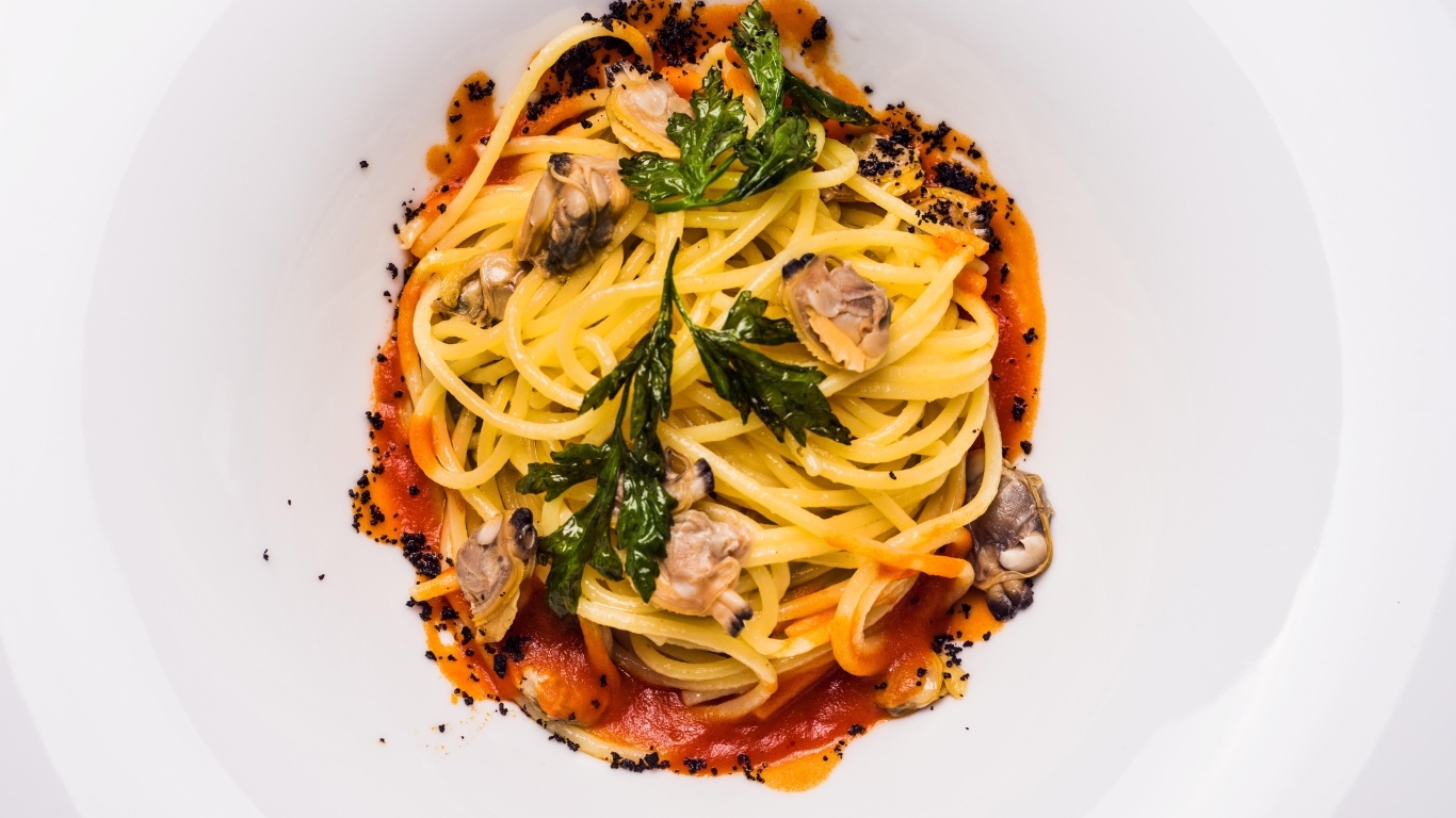 Спагетти с мясом в белой тарелке