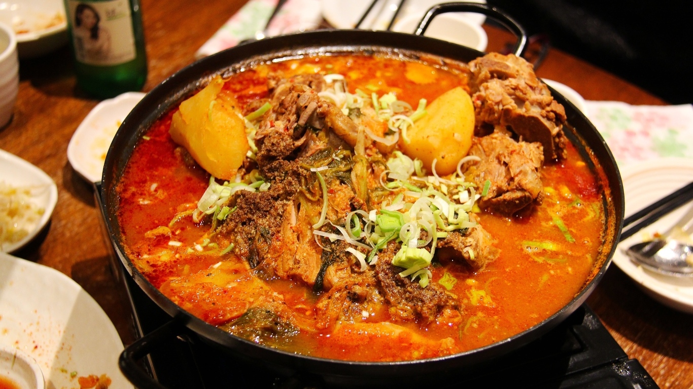 Острый красный суп с мясом