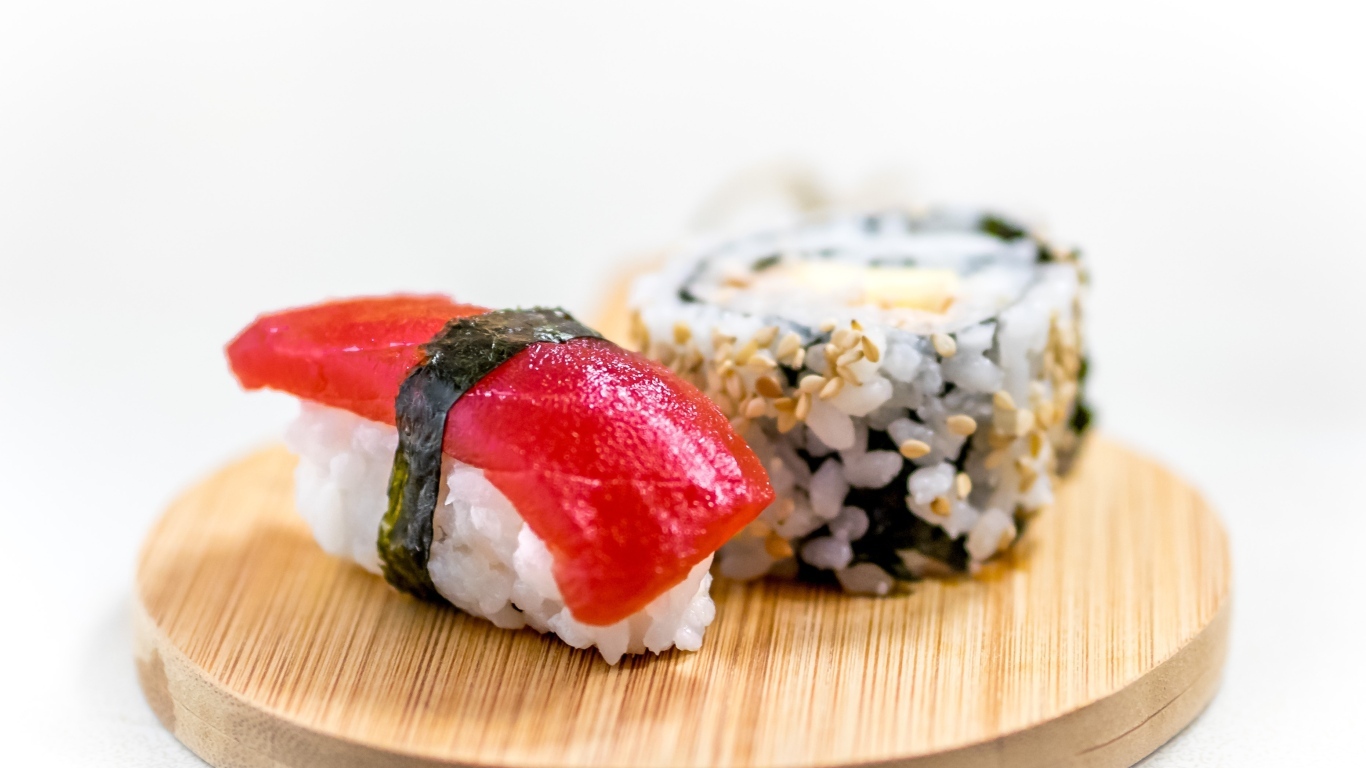 Суши на доске на белом фоне