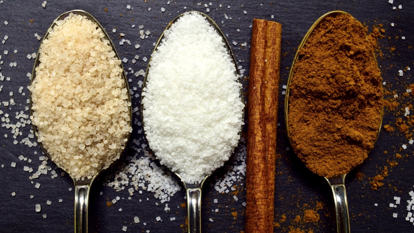 Три ложки со специями на столе 