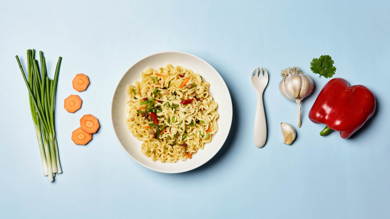 Вермишель с овощами на голубом фоне 