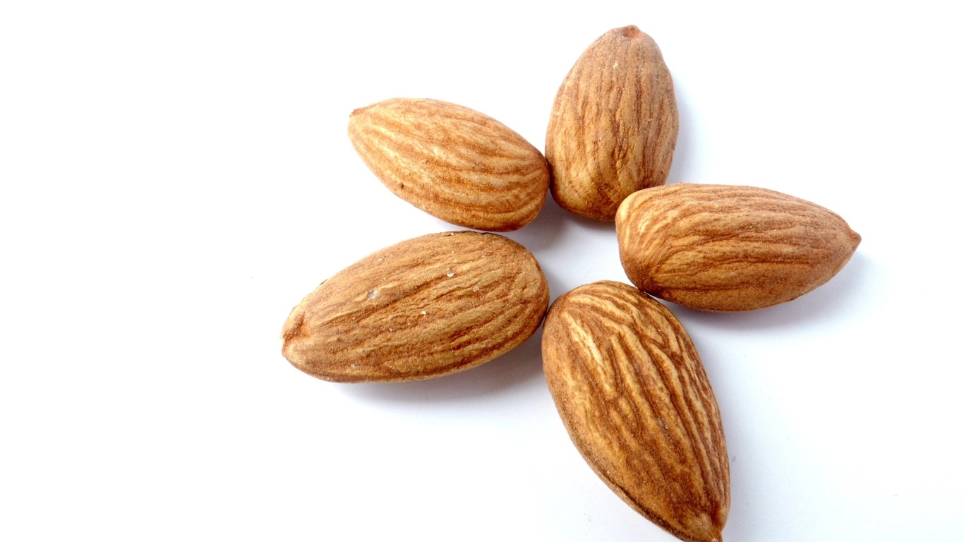 Миндальные орехи на белом фоне крупным планом