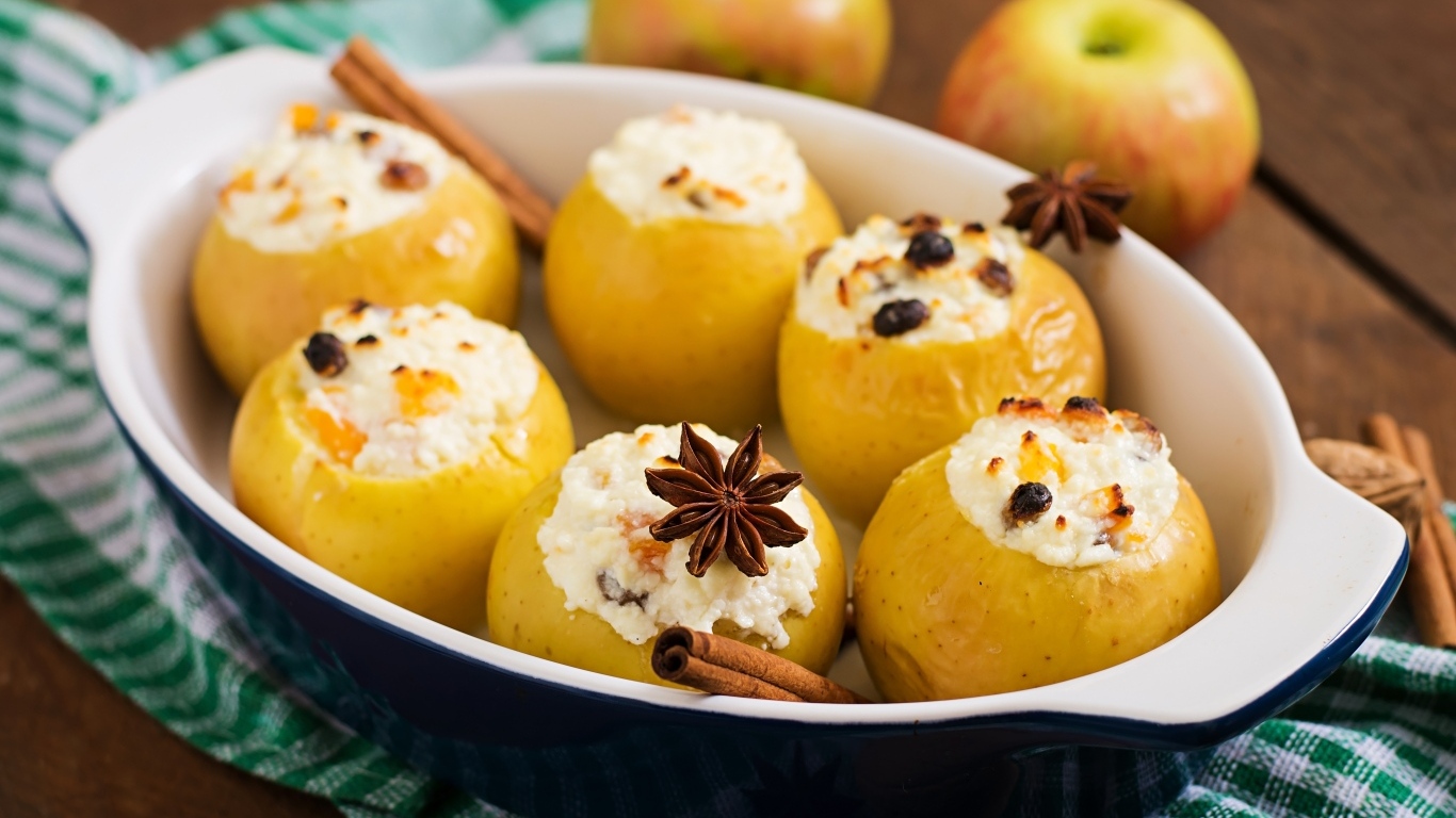 Запеченные яблоки с творогом и специями