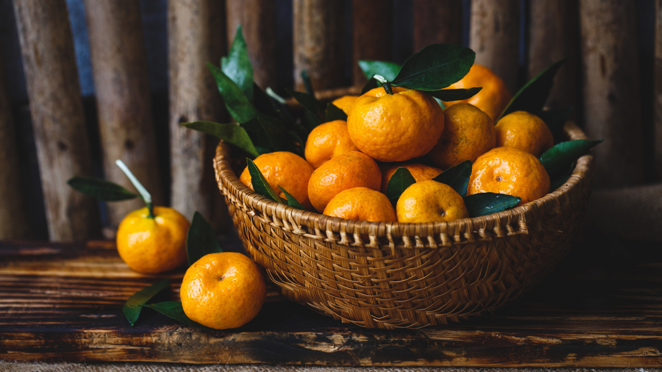 Корзина ароматных мандаринов на столе