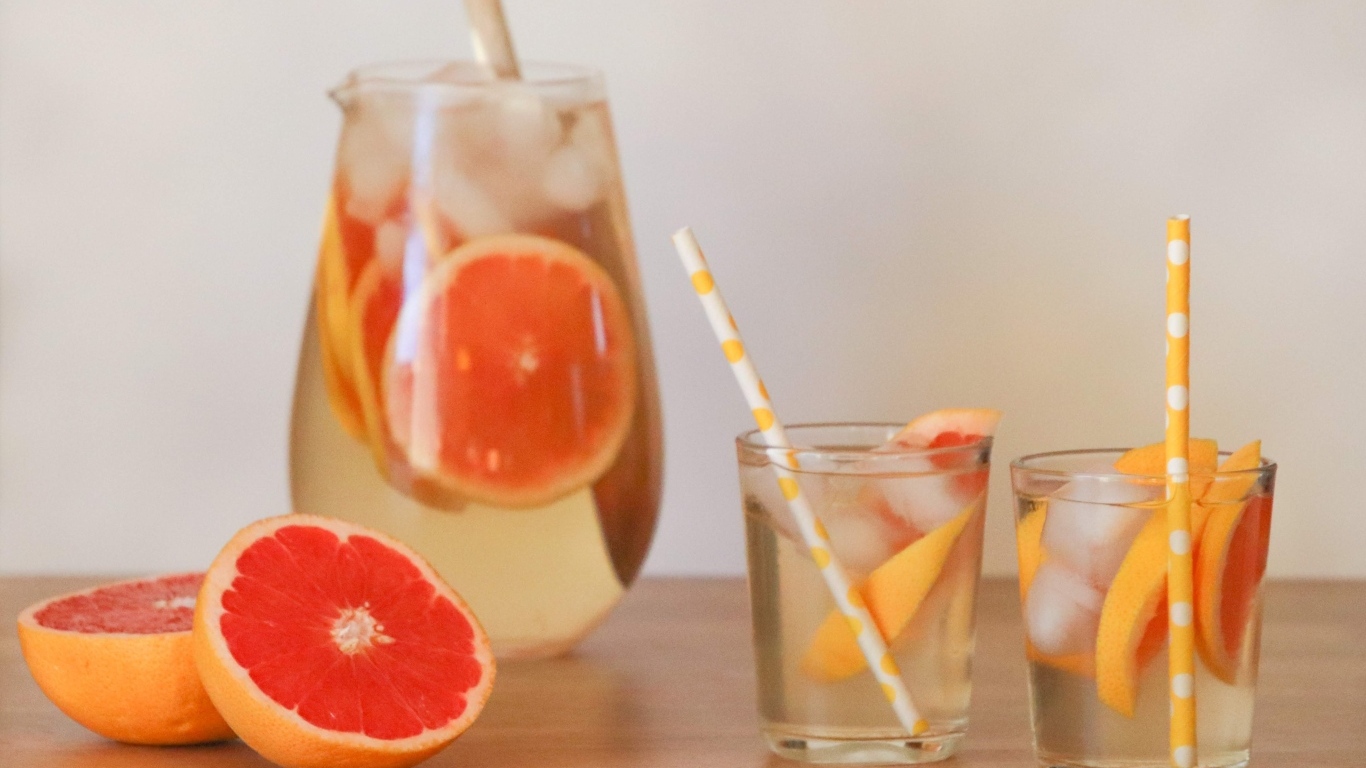 Графин с грейпфрутом и помело