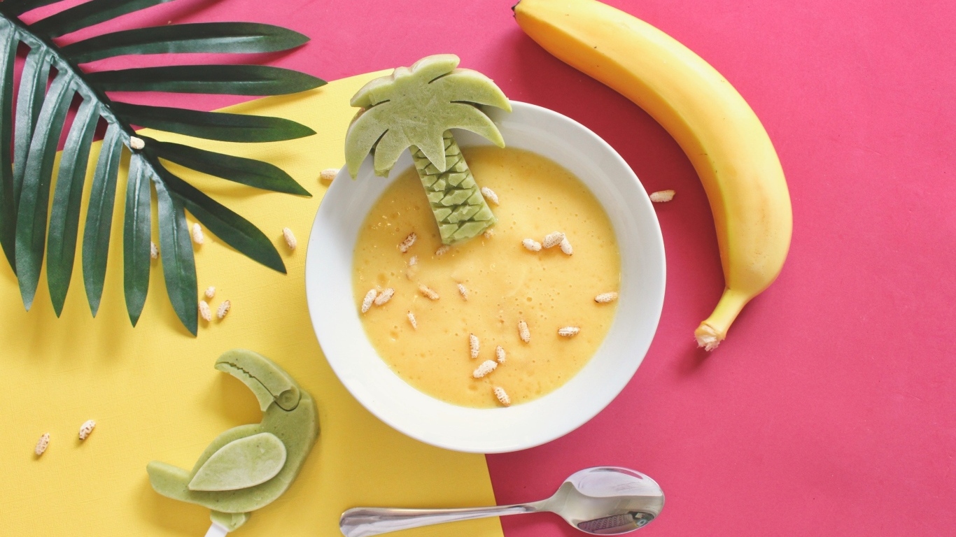 Фруктовый суп на столе с бананом