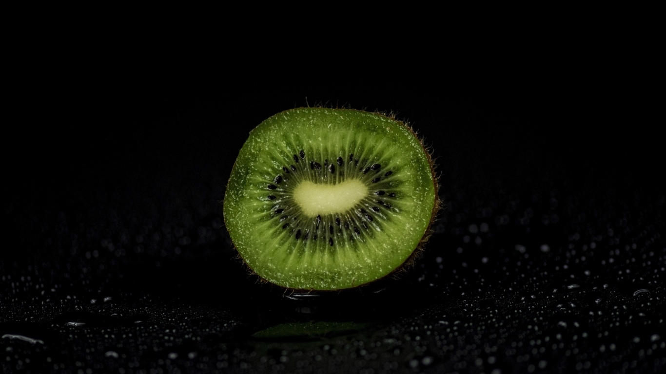 Половина киви на черном фоне в воде