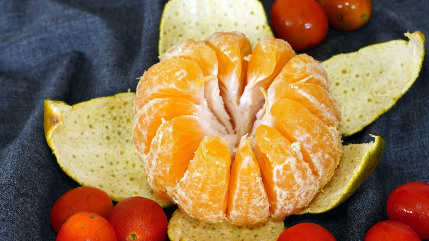 Большой очищенный мандарин на столе