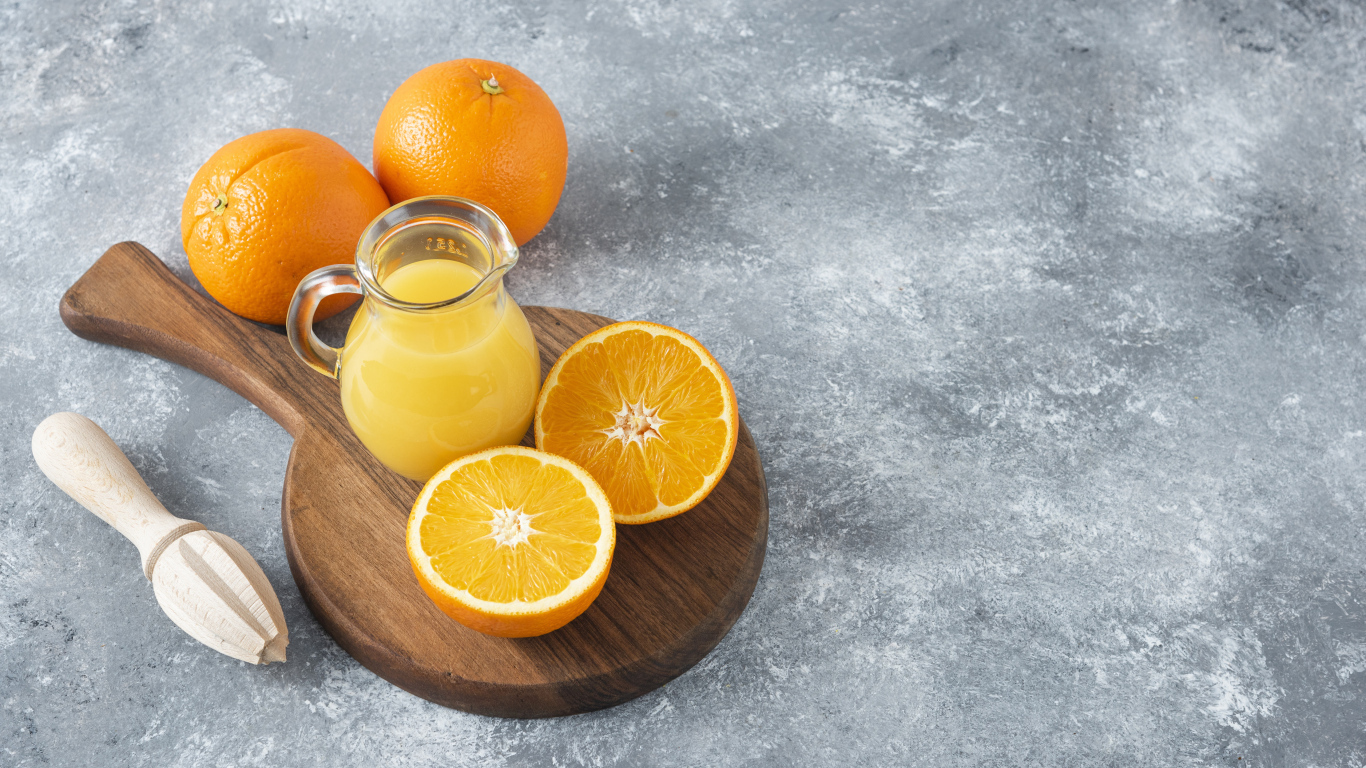 Апельсиновый сок с фруктами на столе