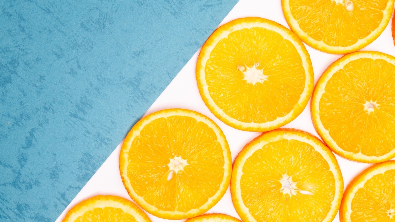 Кружочки апельсина на голубом фоне