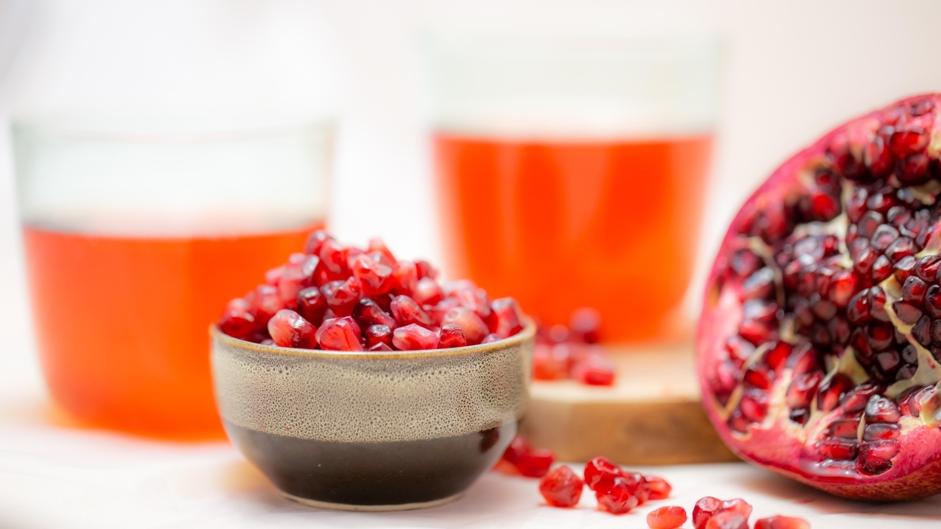 Очищенный красный гранат на столе