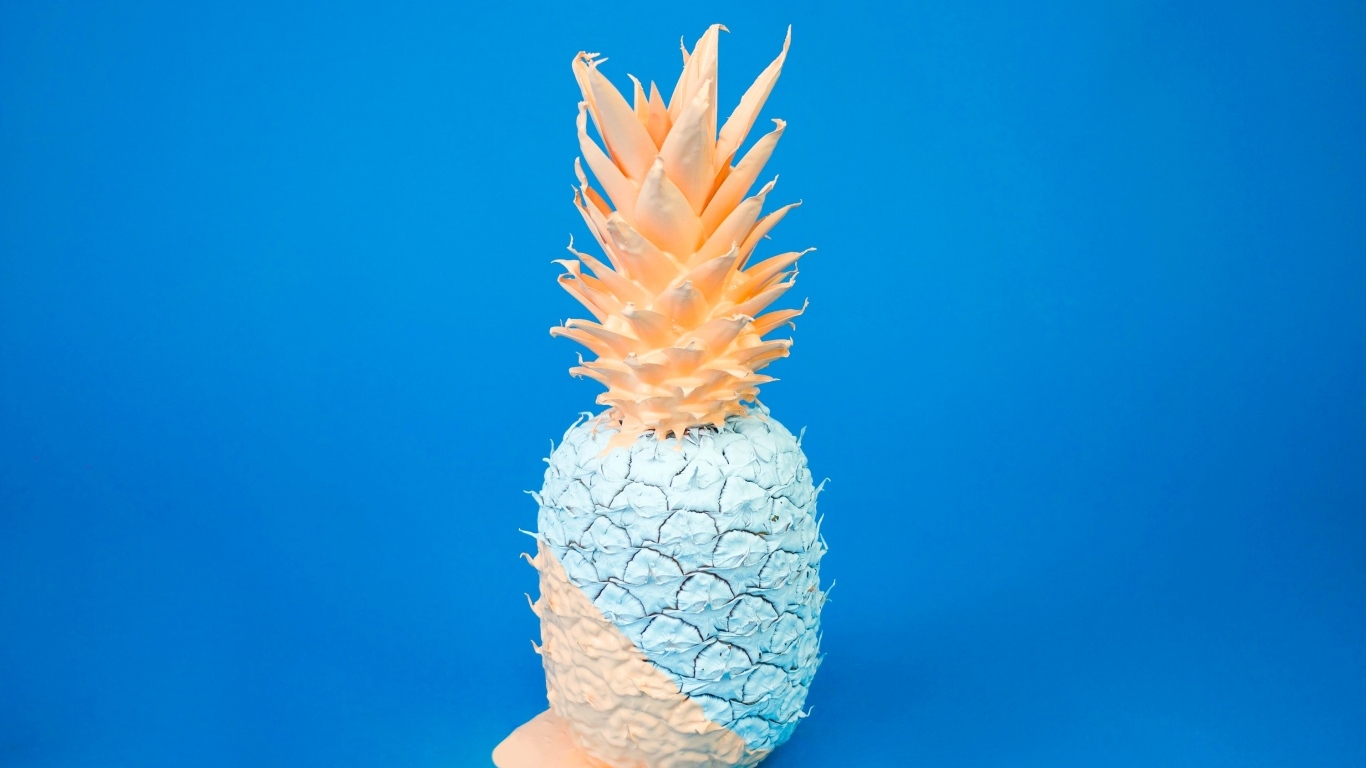 Ананас на голубом фоне