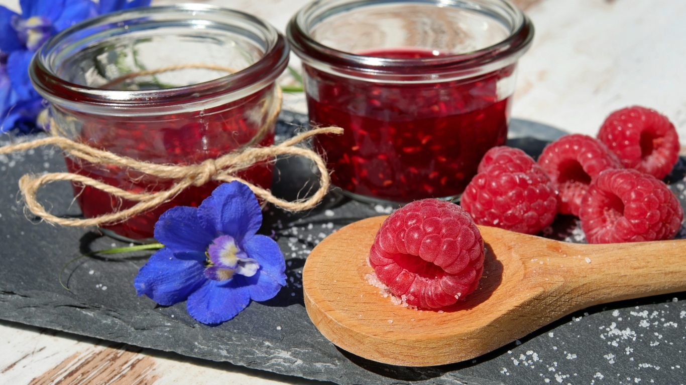 Малиновый джем на столе с ягодами