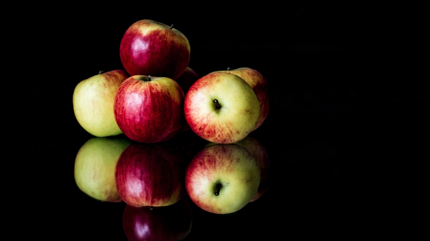 Спелые красные яблоки на черном фоне