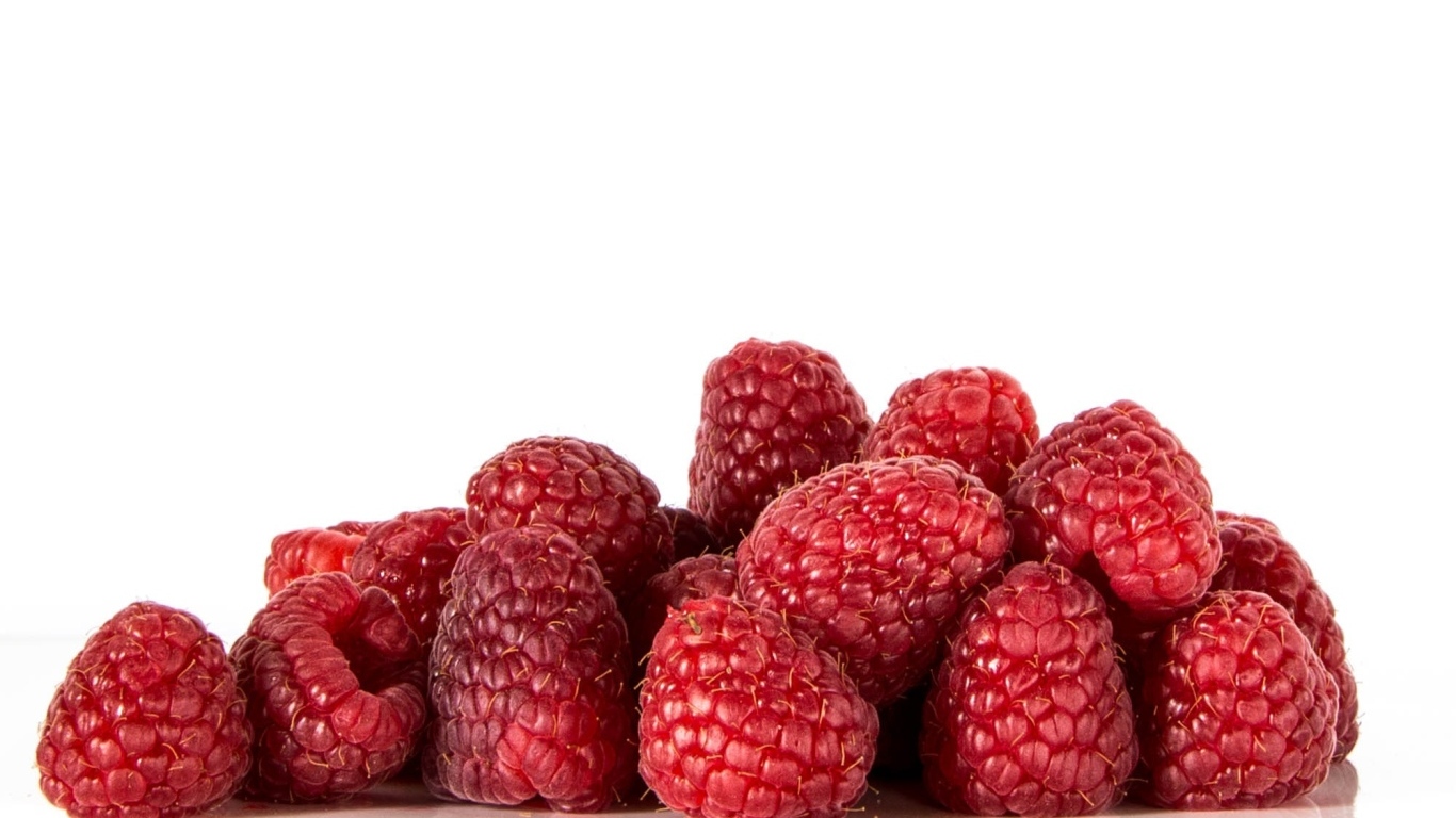 Спелые красные ягоды малины на белом фоне