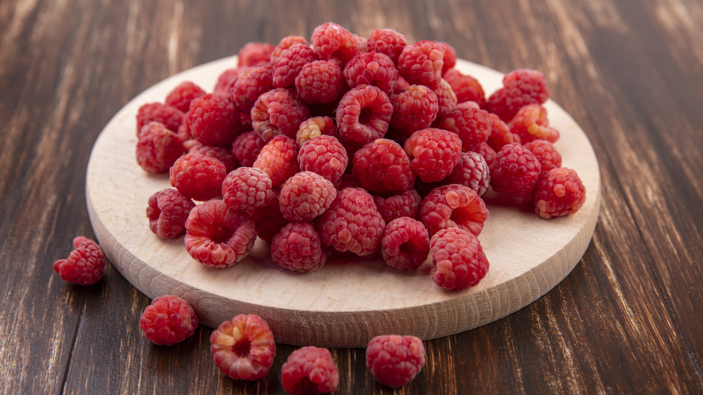 Спелая красная малина на доске