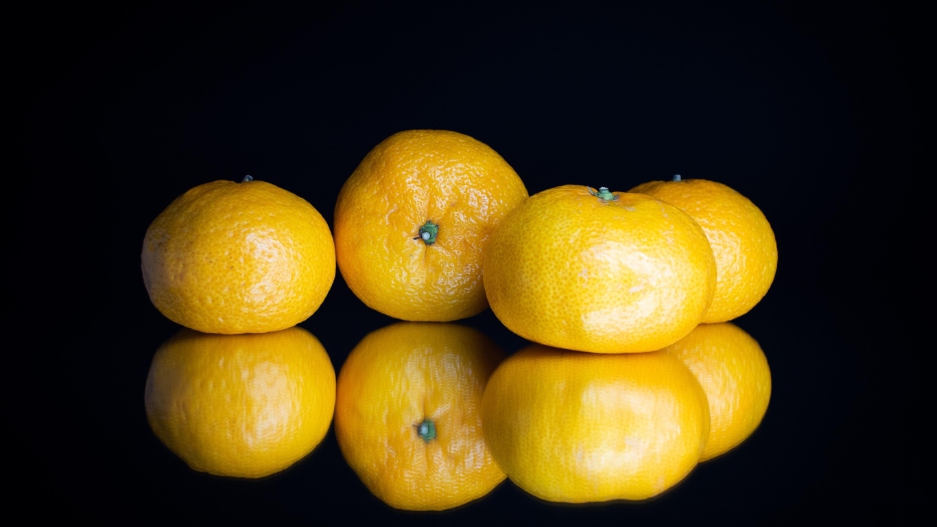 Мандарины на черном фоне