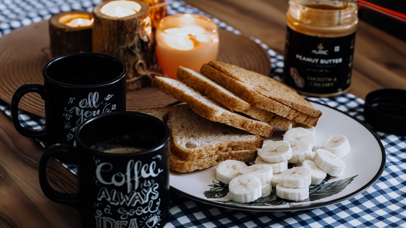 Хлеб с бананами и кофе на столе на завтрак