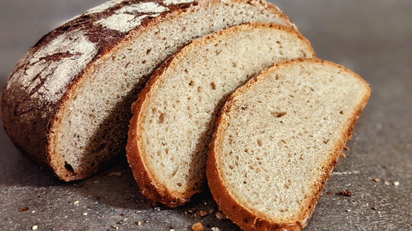 Нарезанный свежий ароматный хлеб