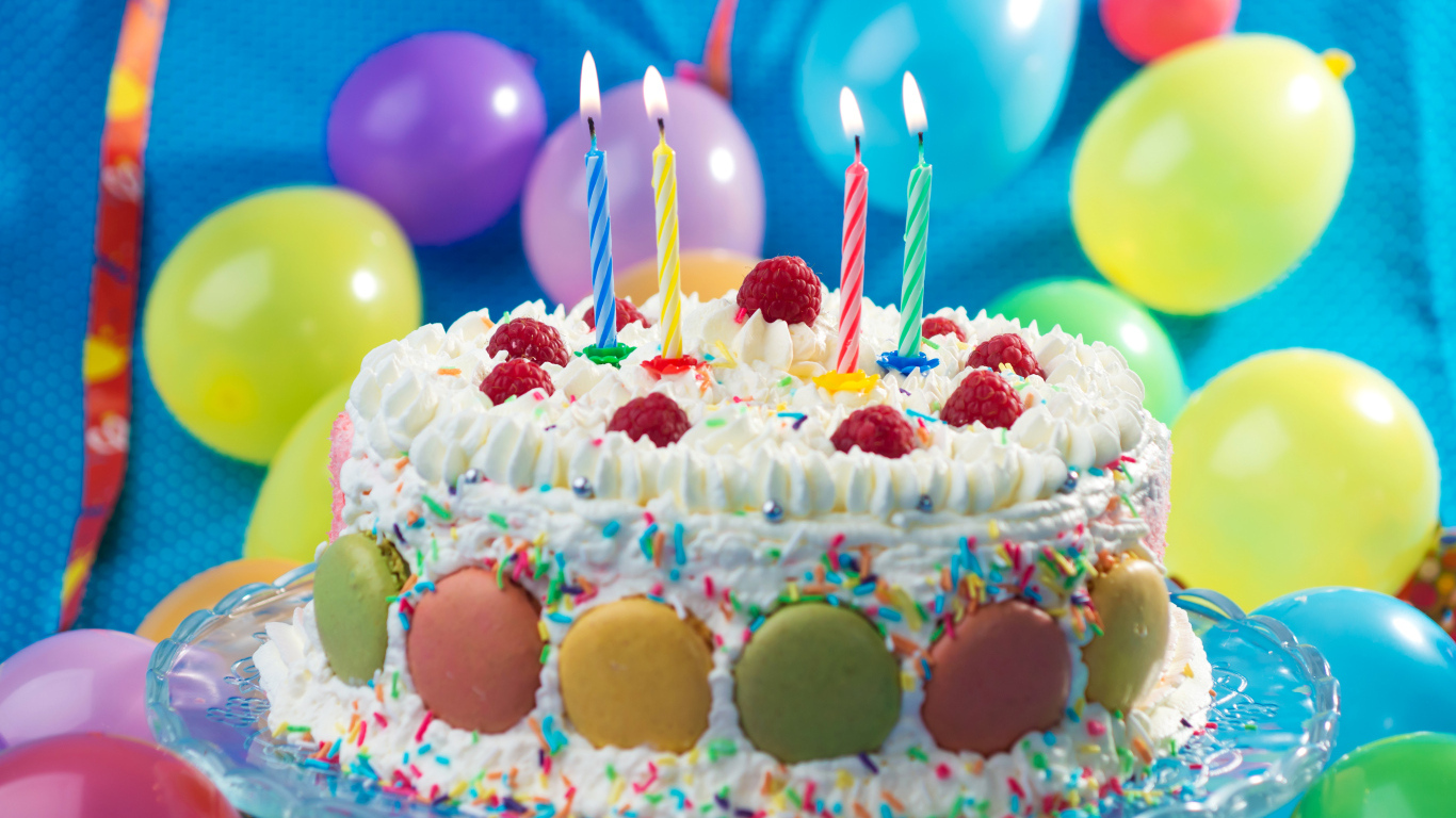 Аппетитный торт на день рождения со свечами