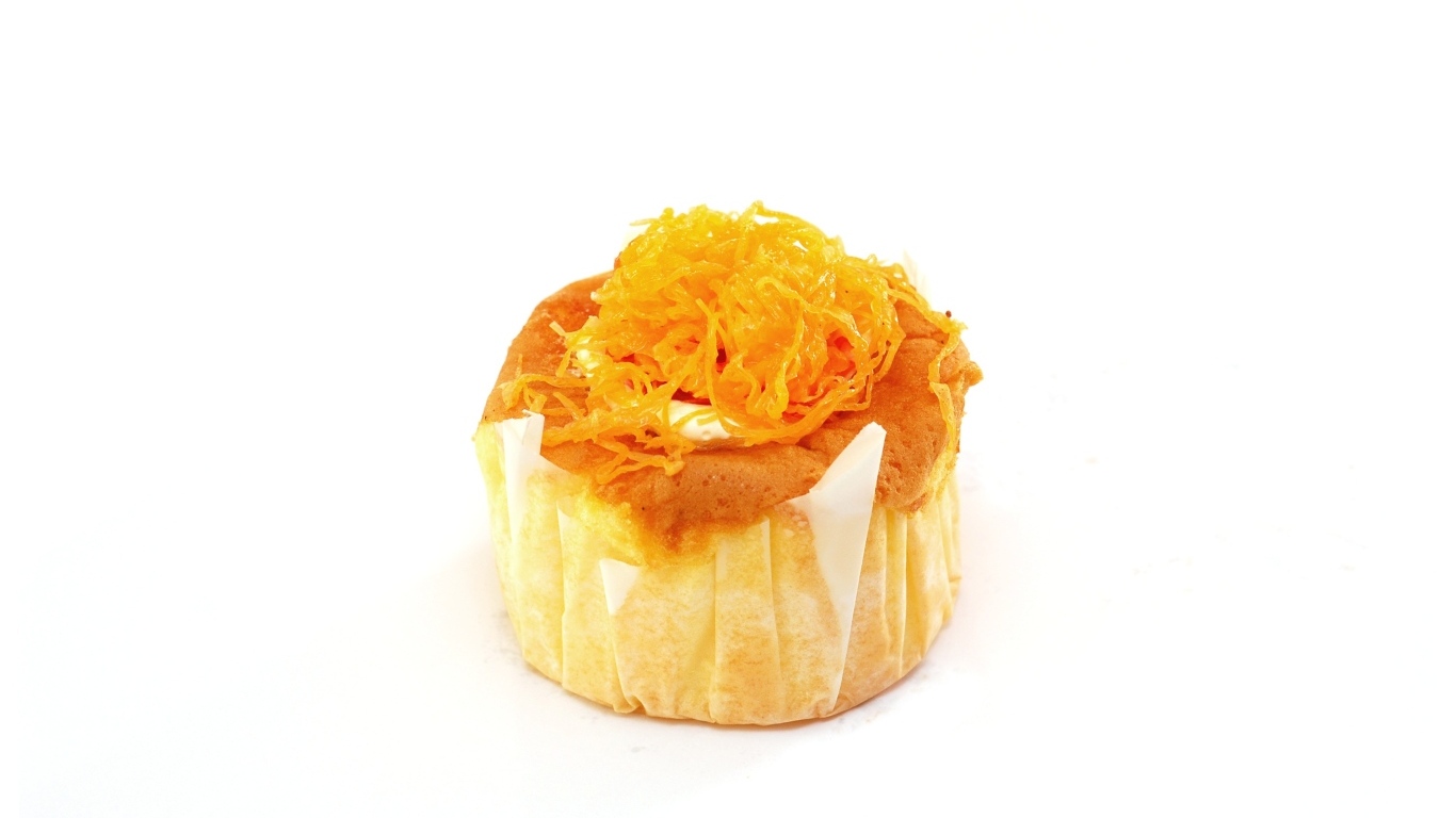 Аппетитная сладкая булочка на белом фоне