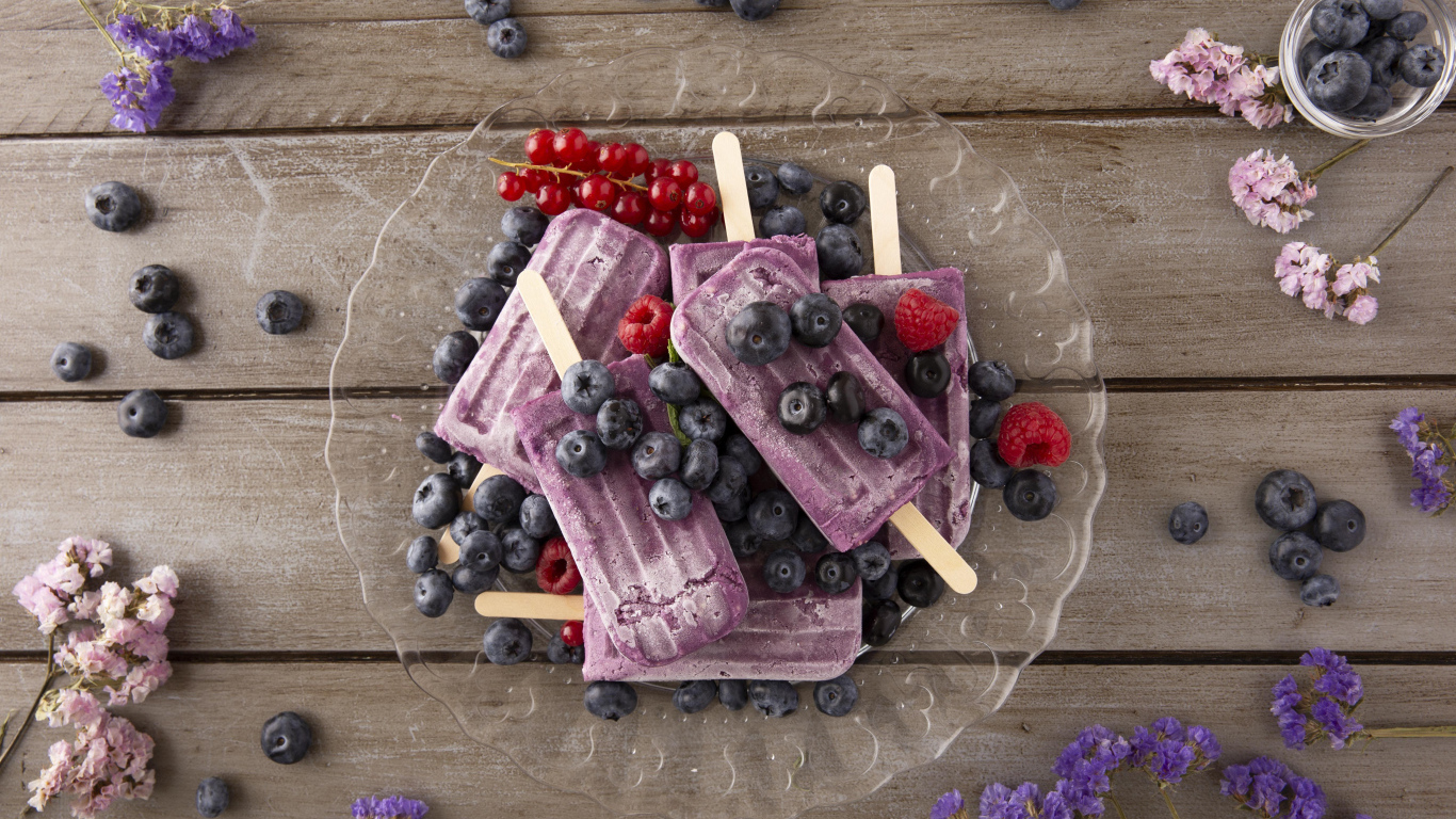 Черничное мороженое с ягодами на тарелке