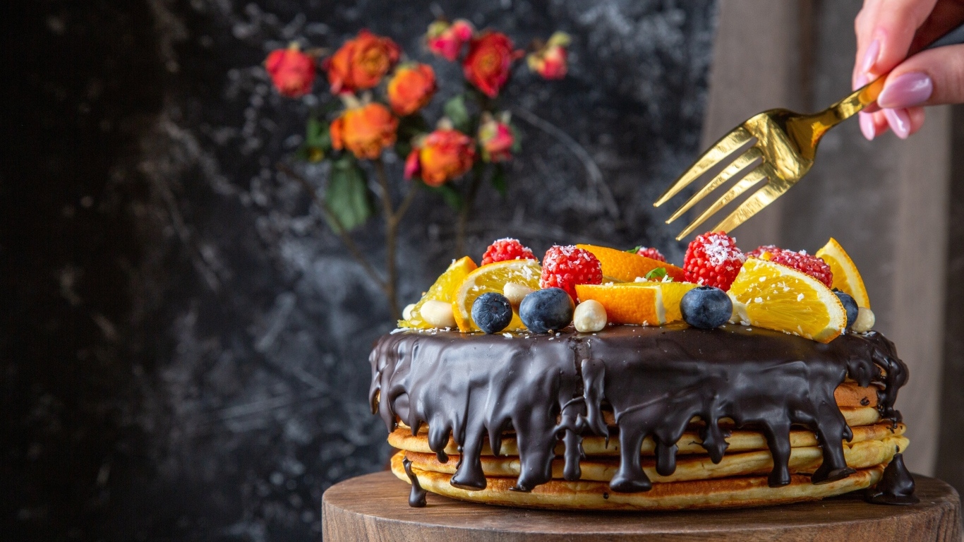 Торт в шоколадной глазури с фруктами