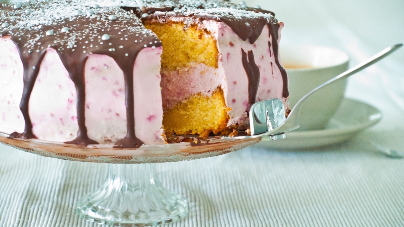 Торт с розовым кремом и шоколадом на столе