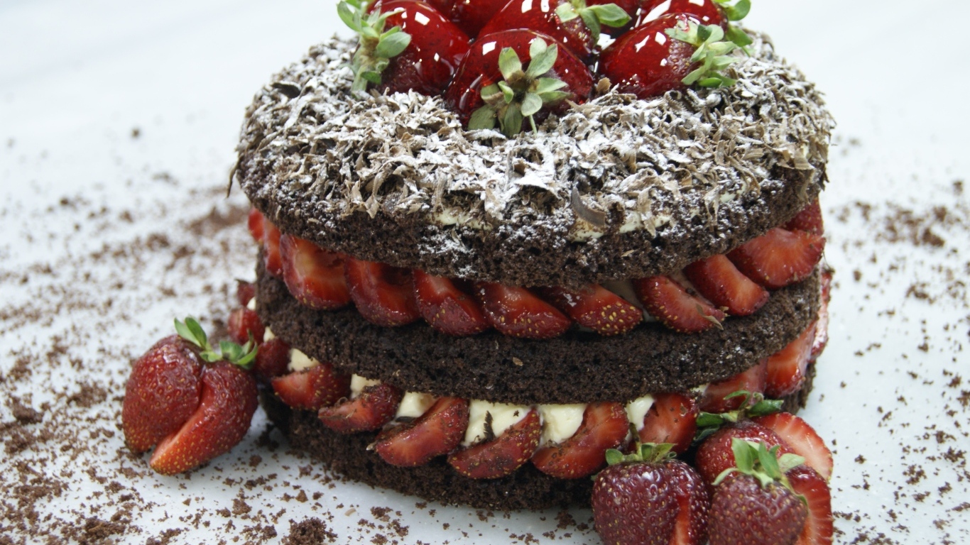 Шоколадный торт с ягодами клубники