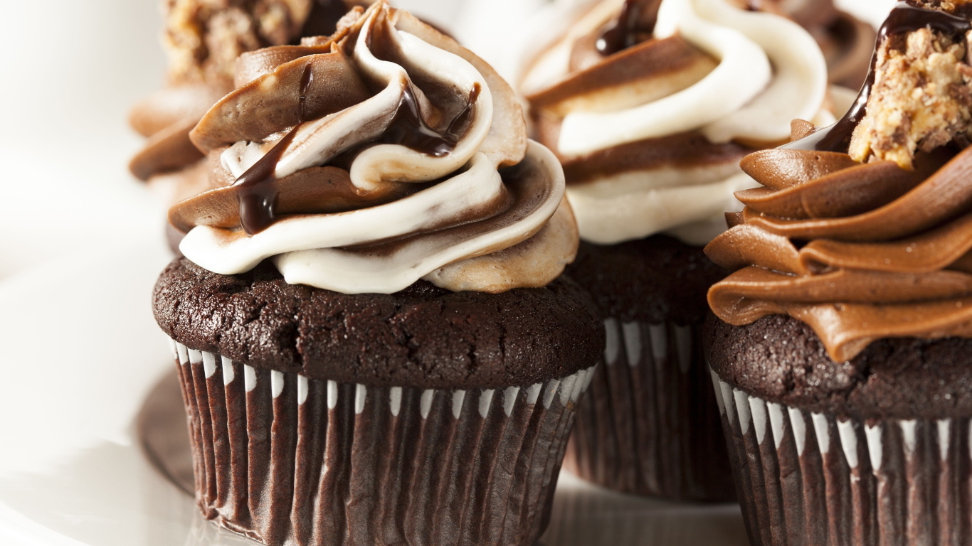 Шоколадные кексы  с кремом крупным планом