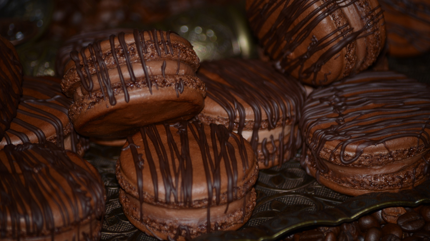 Шоколадное печенье макарон на столе