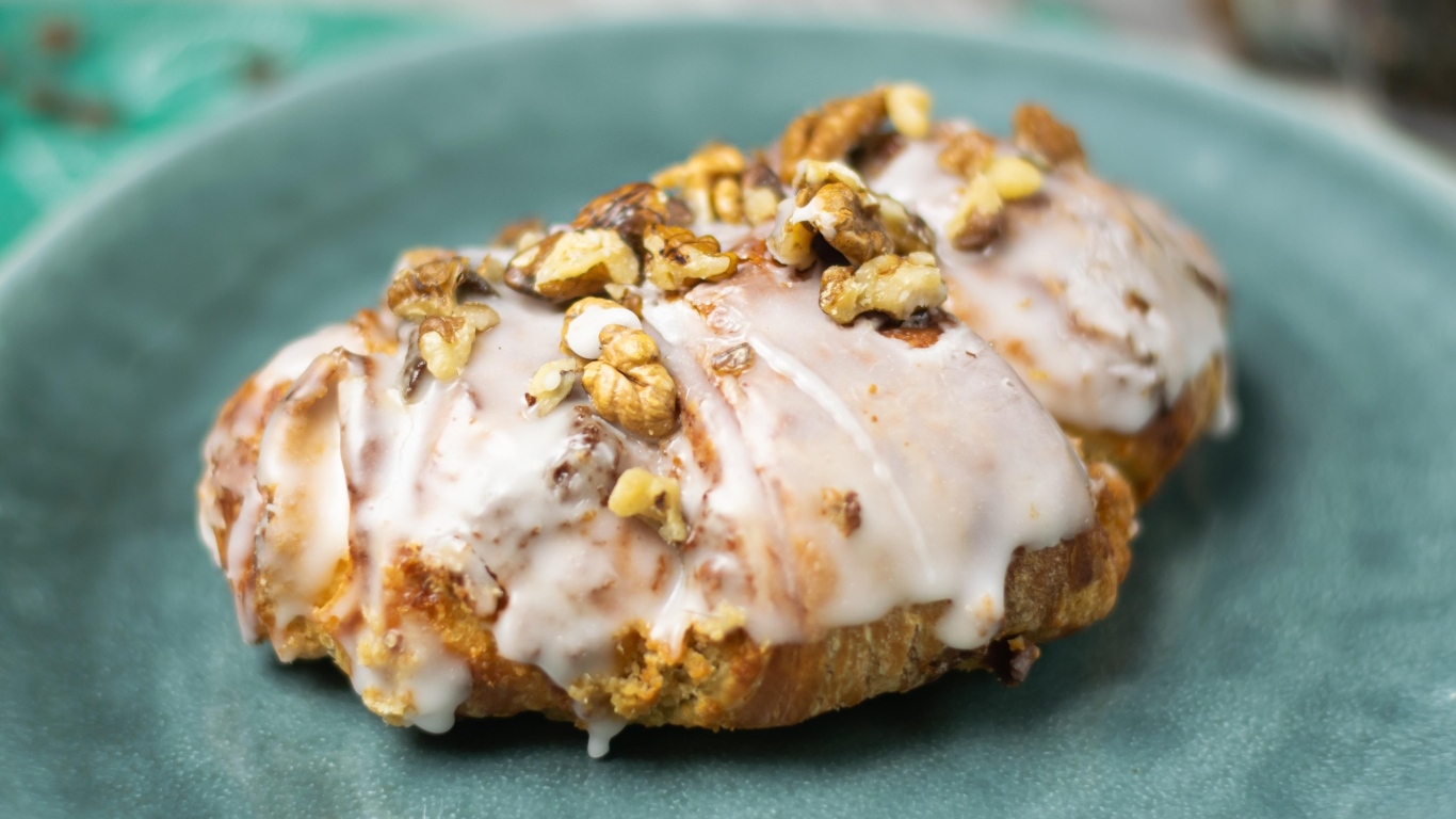 Круассан в глазури с орехами