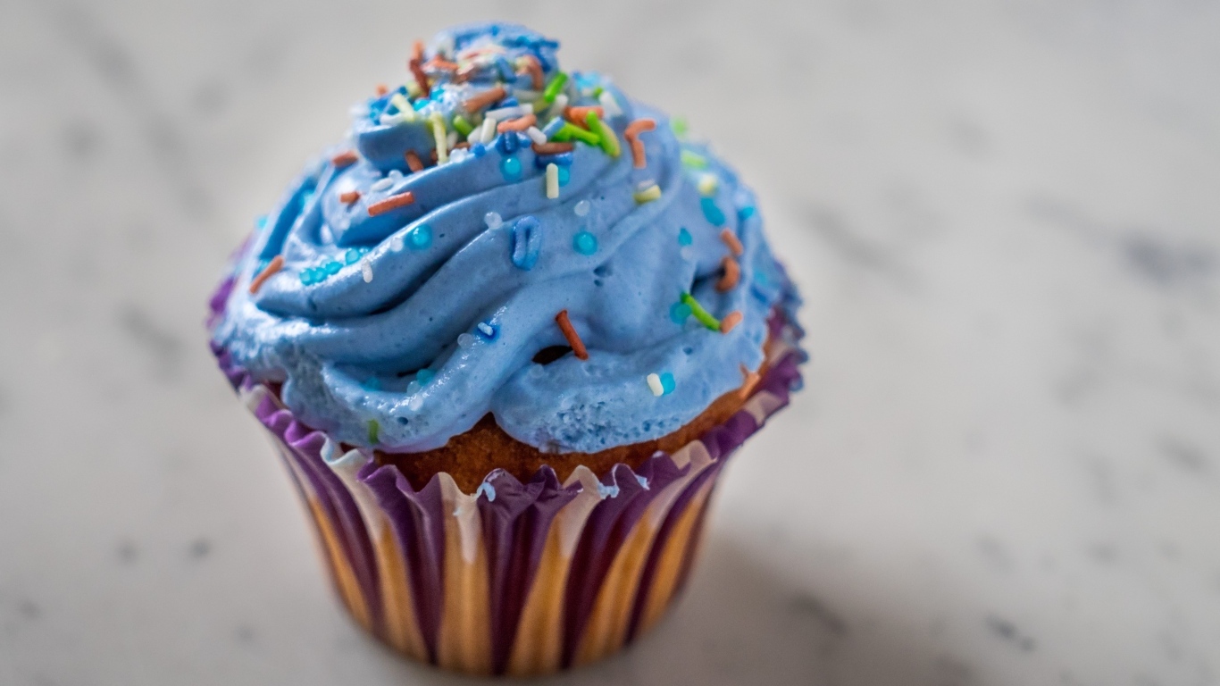 Капкейк с голубым кремом крупным планом