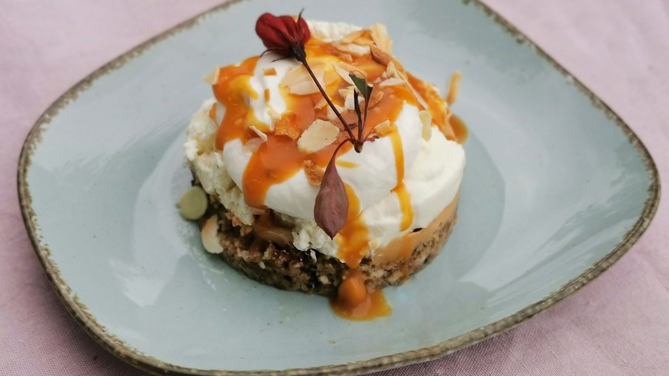 Десерт с кремом на тарелке