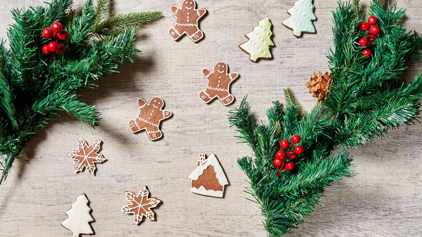 Праздничное печенье с еловыми ветками на столе