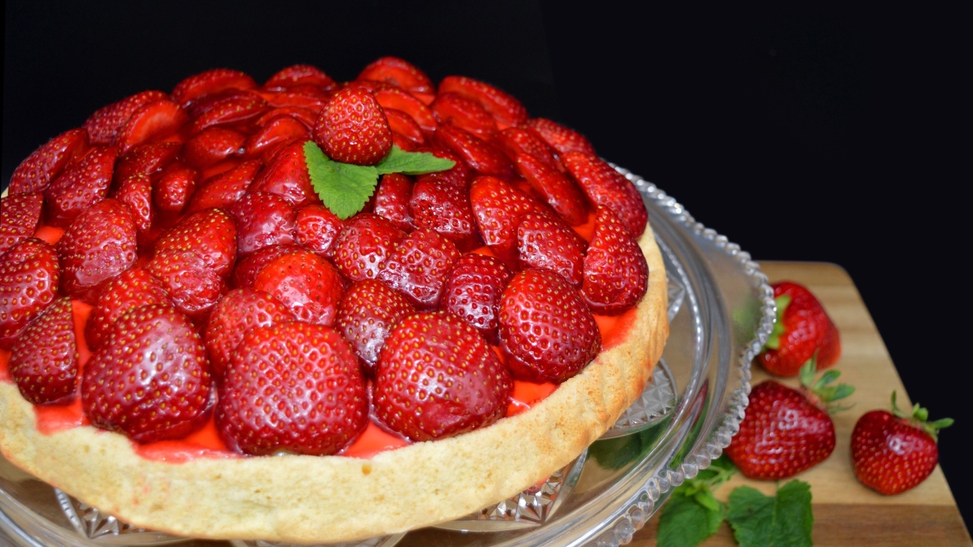 Ароматный пирог  с большими ягодами клубники