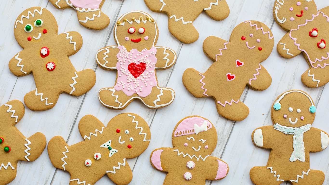 Пряники в глазури на столе