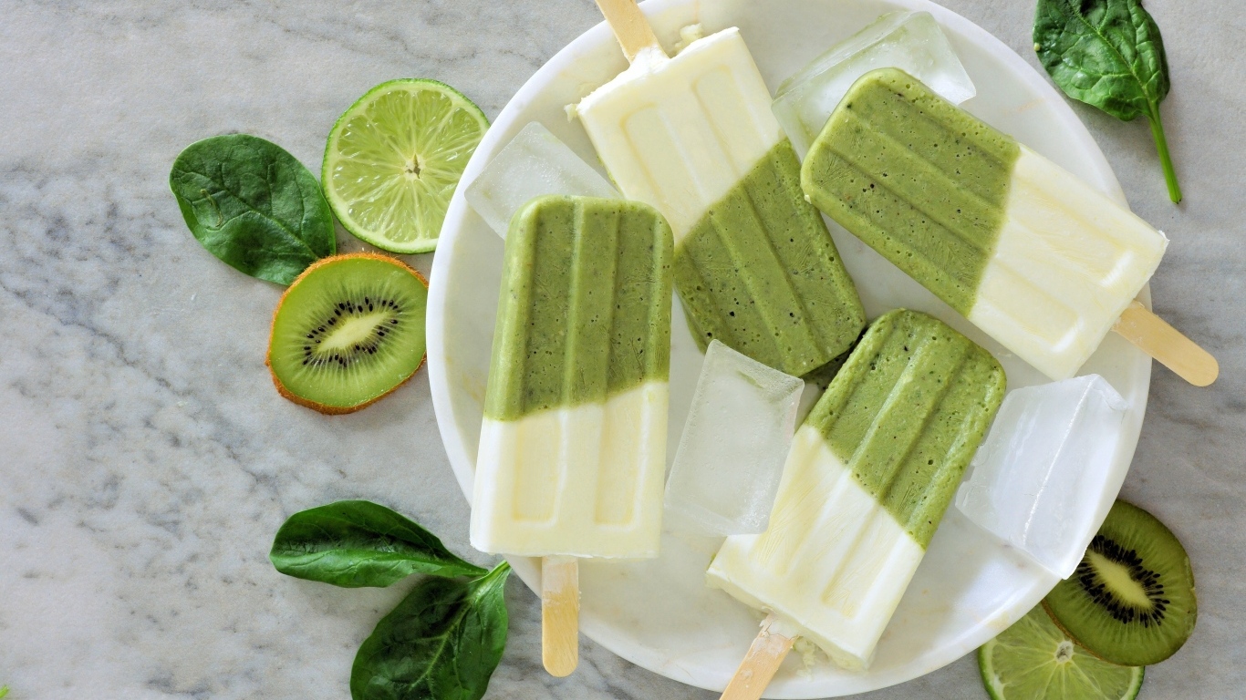 Мороженое на палочке с киви и лаймом