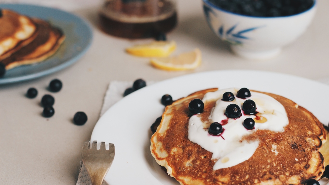 Оладьи со сметаной и ягодами черной смородины