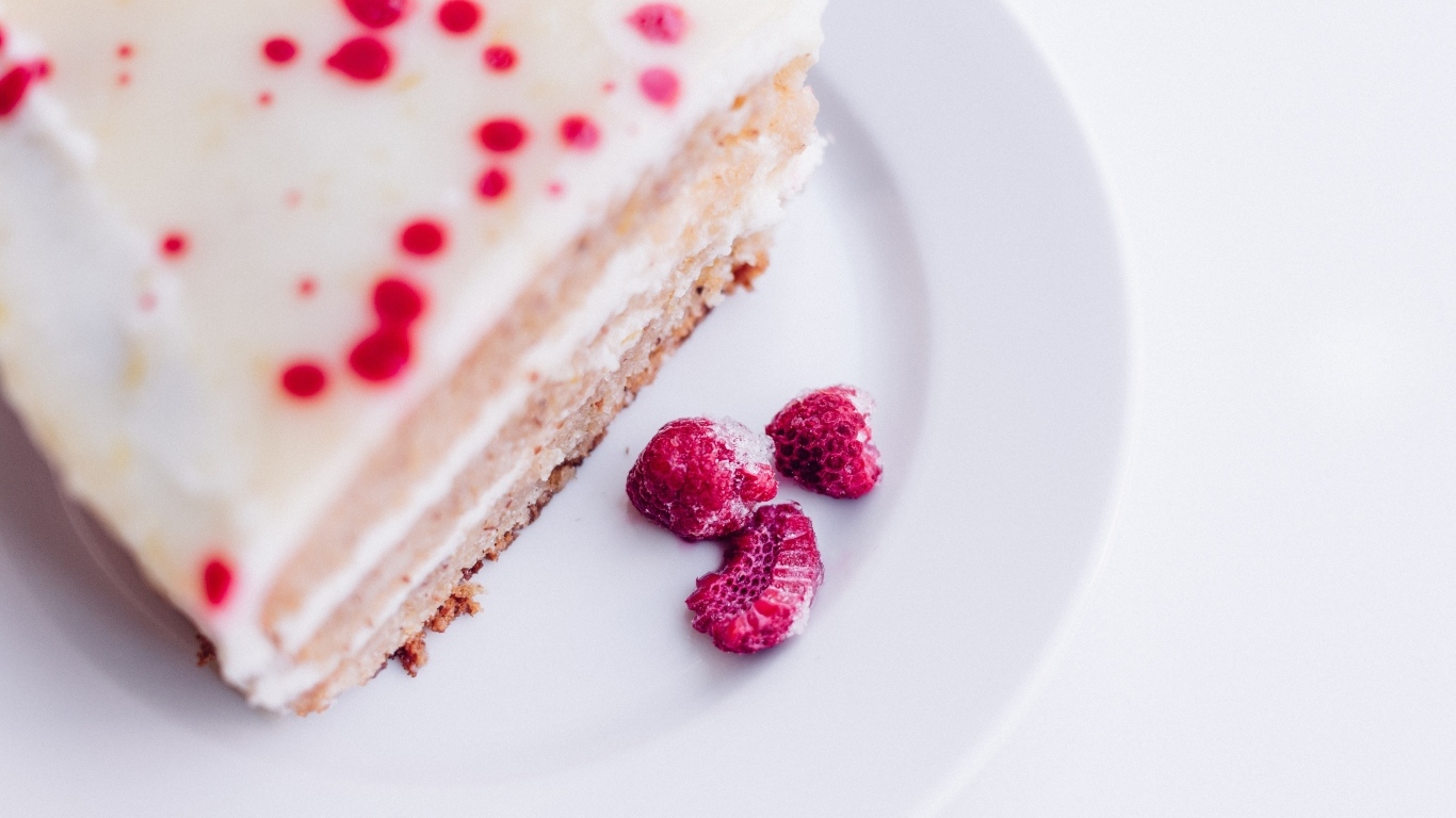 Пирог с ягодами малины на белой тарелке