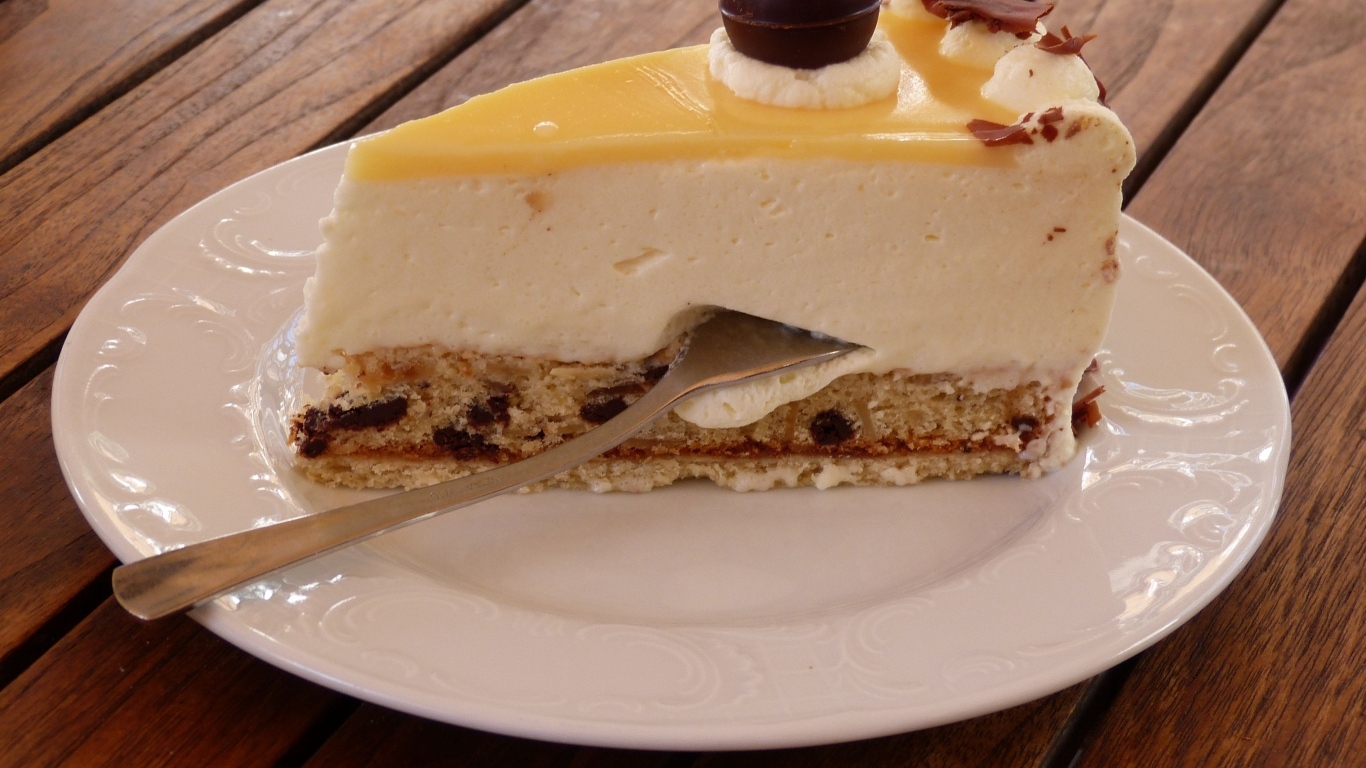 Кусок чизкейка на тарелке
