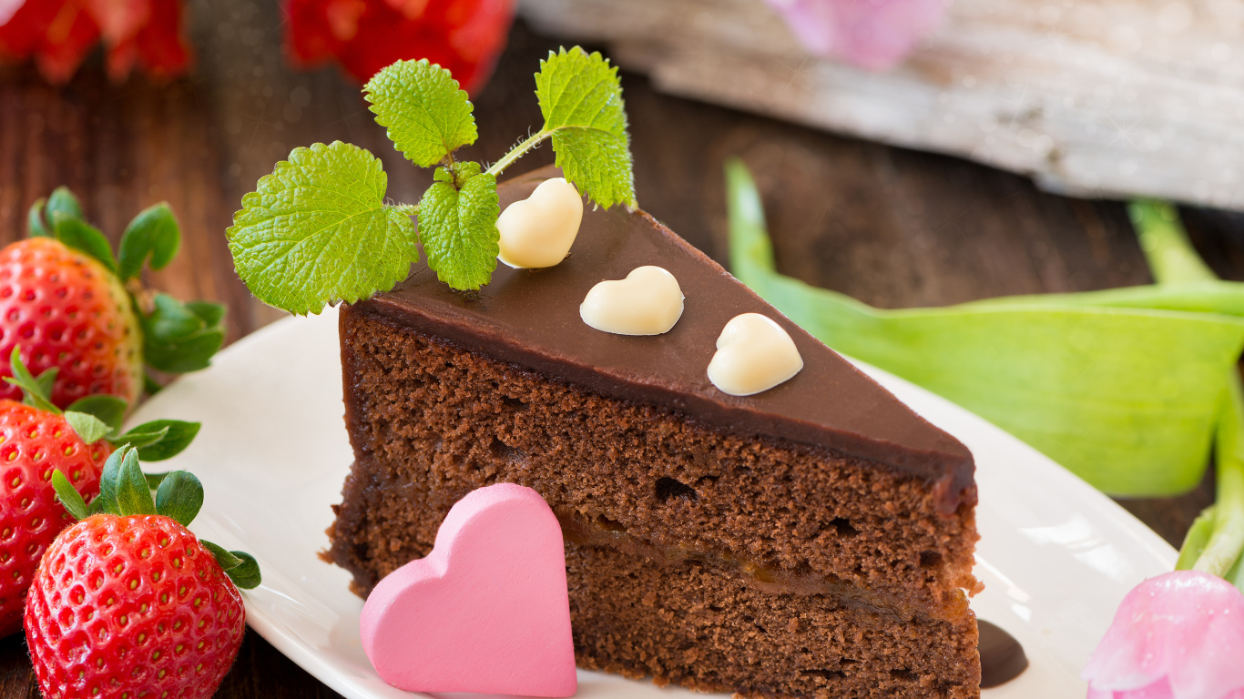 Кусок шоколадного торта с клубникой и сердечком