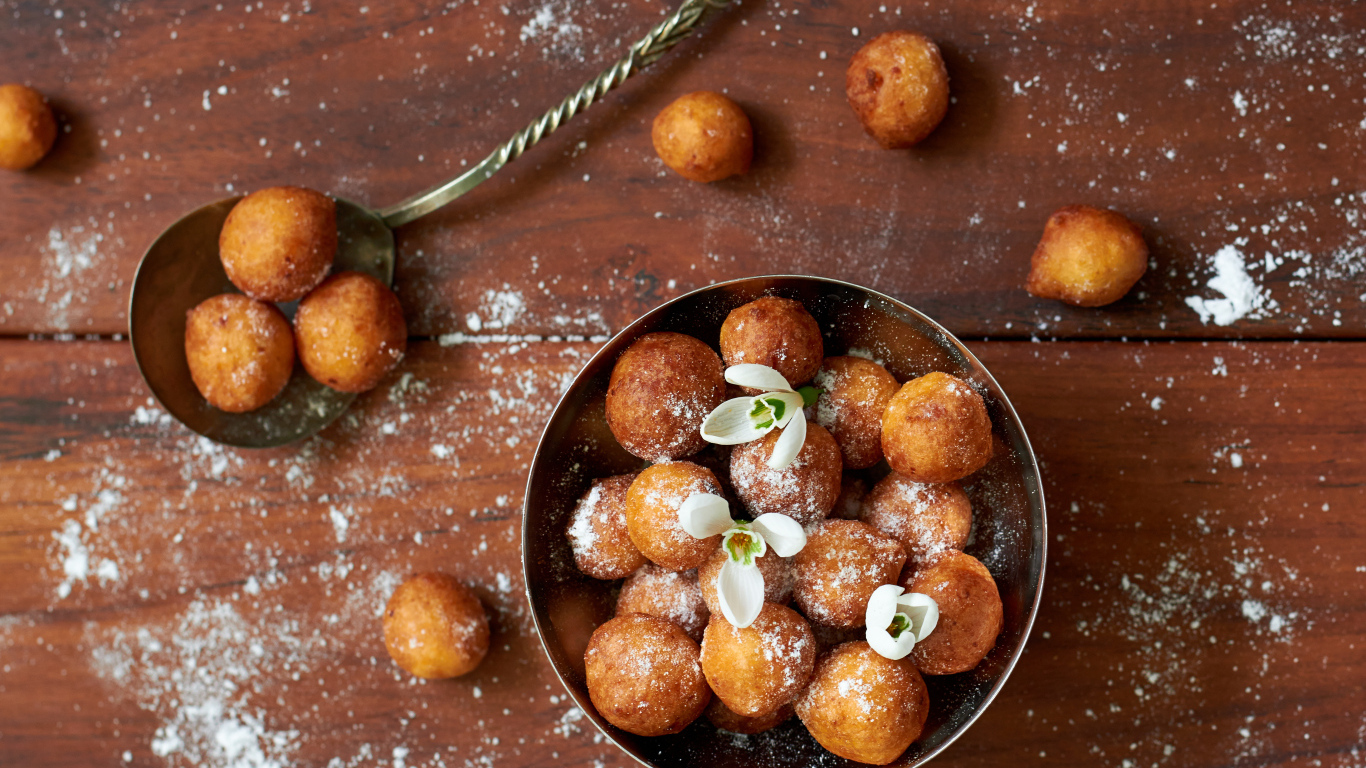 Сладкие сырные шарики с сахарной пудрой