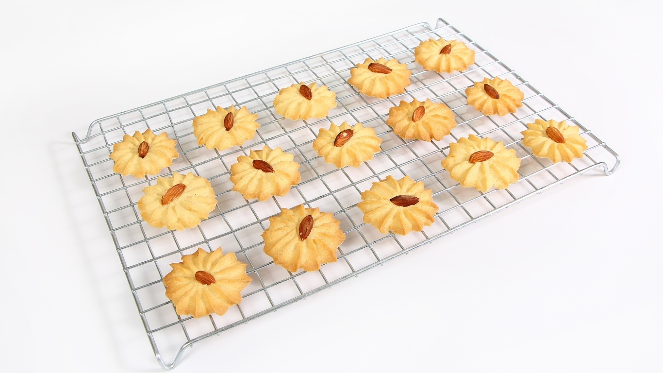 Сладкое печенье с миндальным орехом на белом фоне