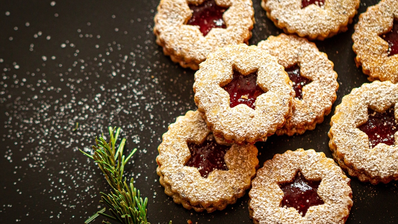 Сладкое печенье с джемом и сахарной пудрой