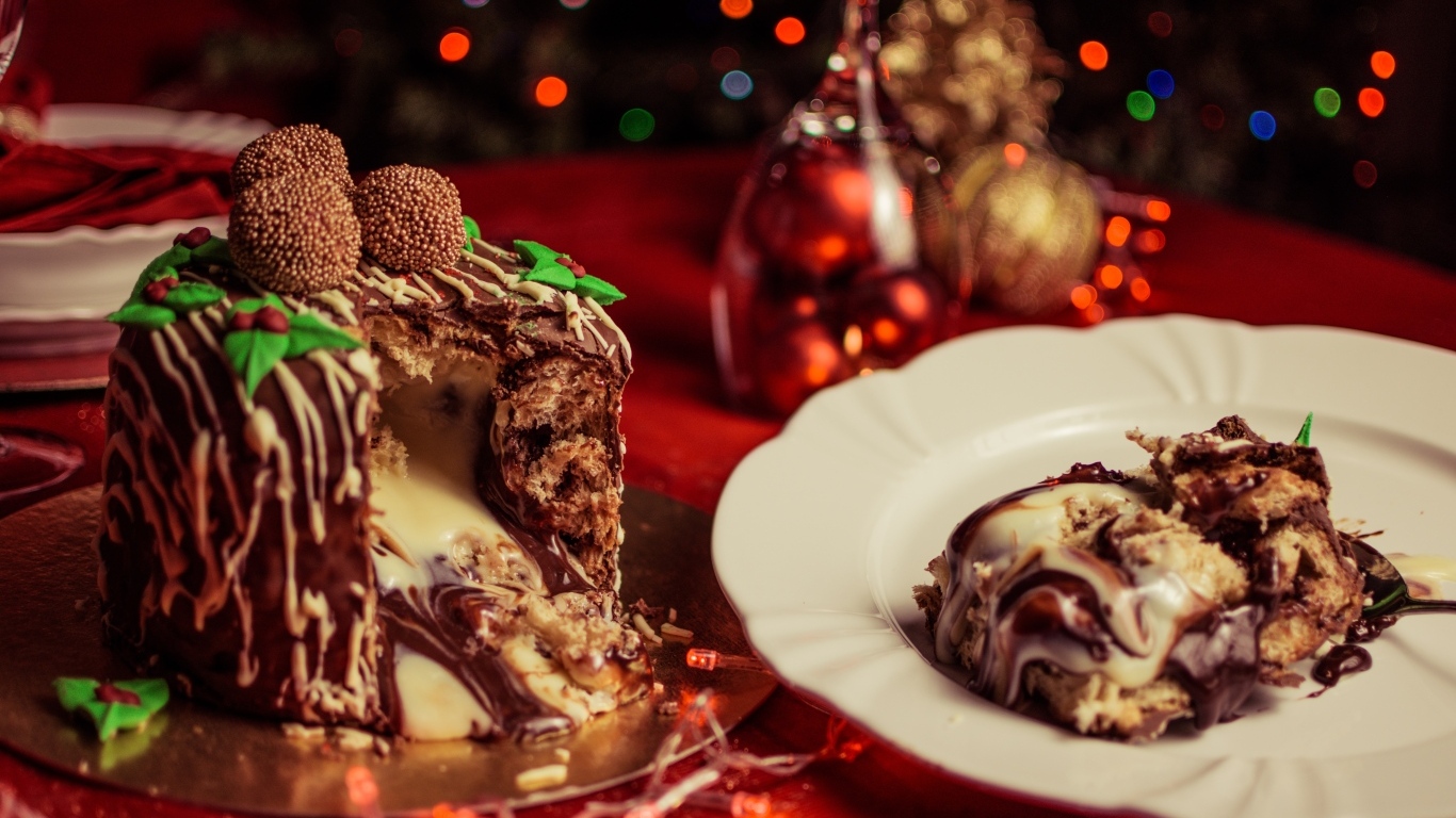 Сладкий десерт с кремом на тарелке