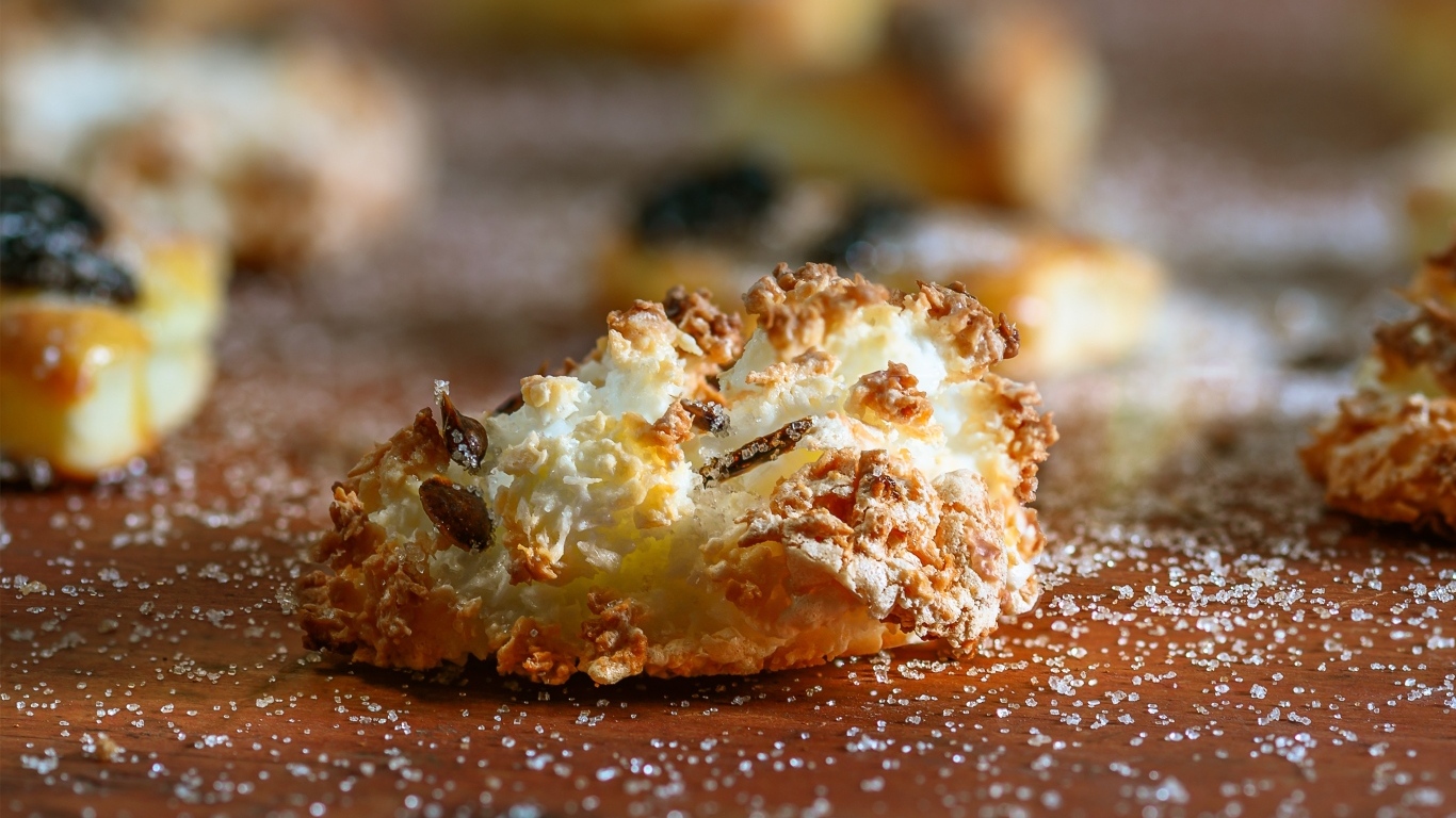 Сладкое сахарное печенье на столе