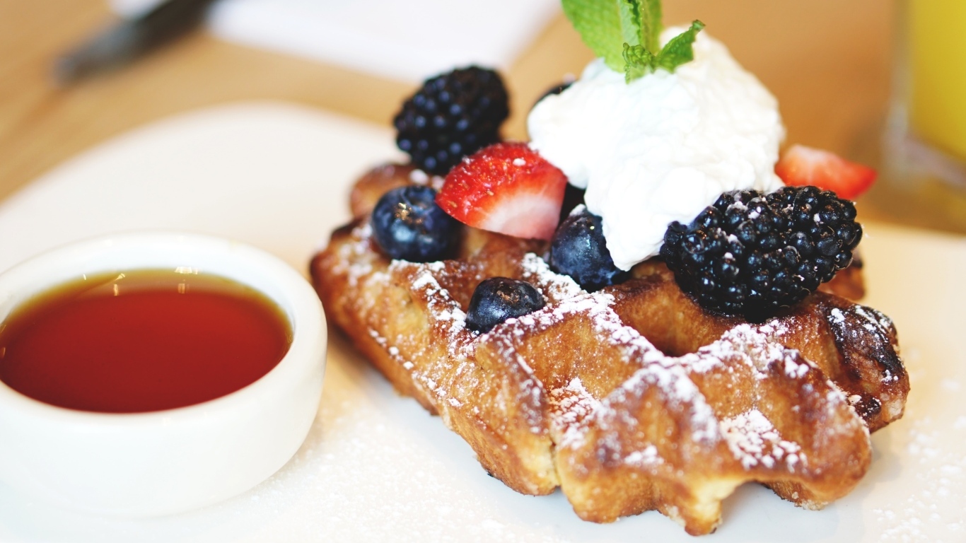 Сладкая вафля со сливками и ягодами