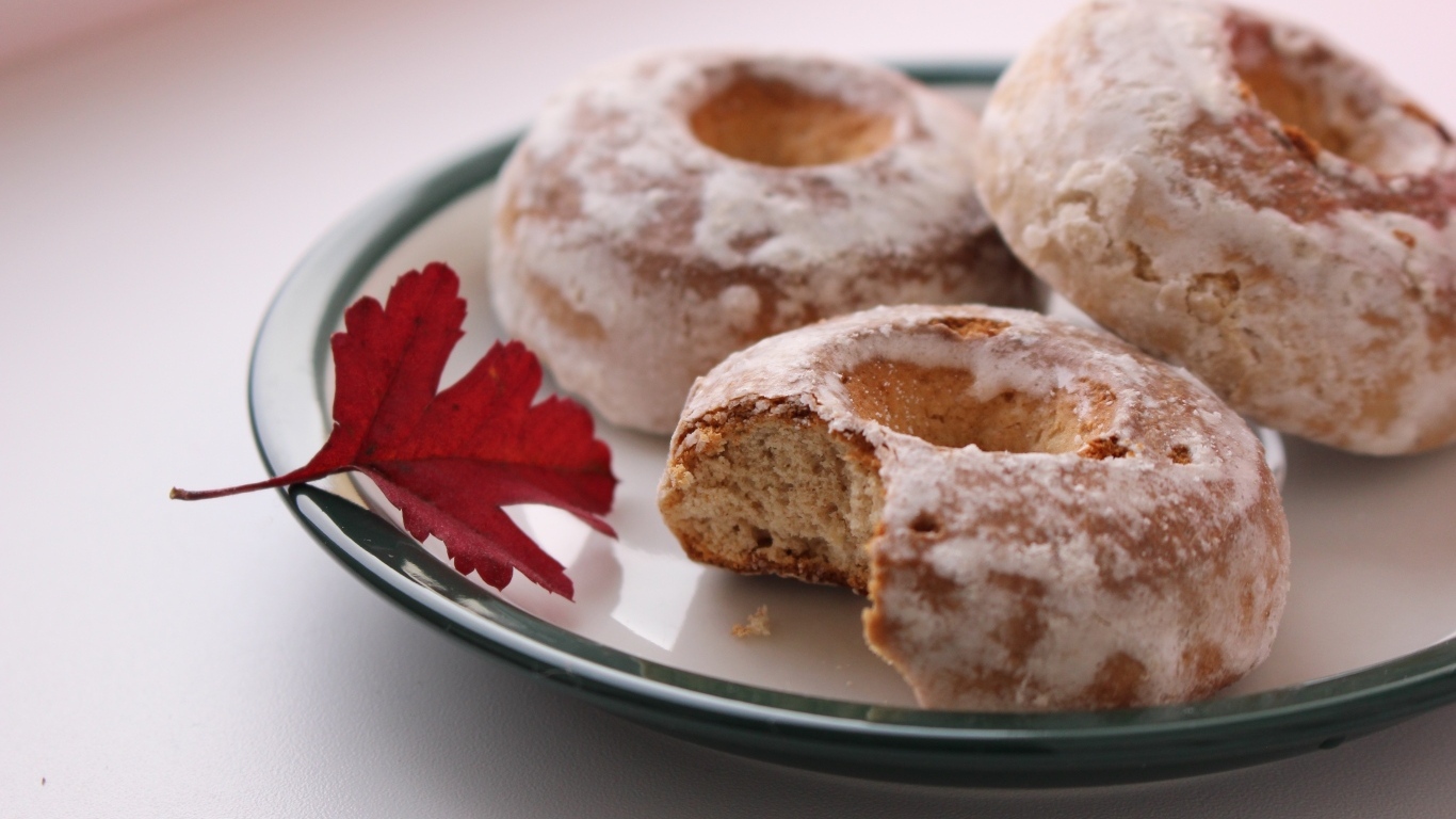 Три пряника на тарелке на столе