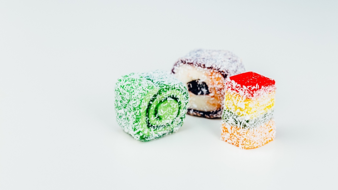 Десерт рахат лукум на сером фоне